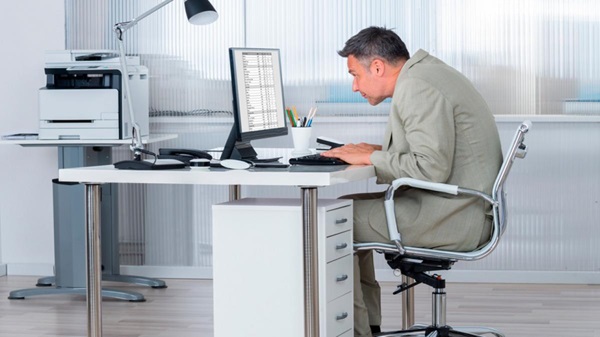 permanecer en la misma posici�n durante largo tiempo afecta tu postura