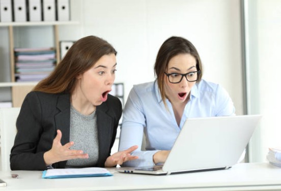 compa�eras de trabajo sorprendidas